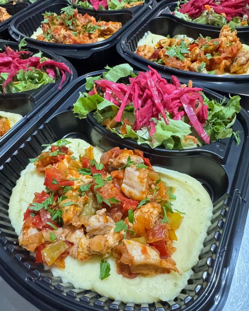 Kutulanmış menü: tavuk sote, patates püresi ve yeşil salata
